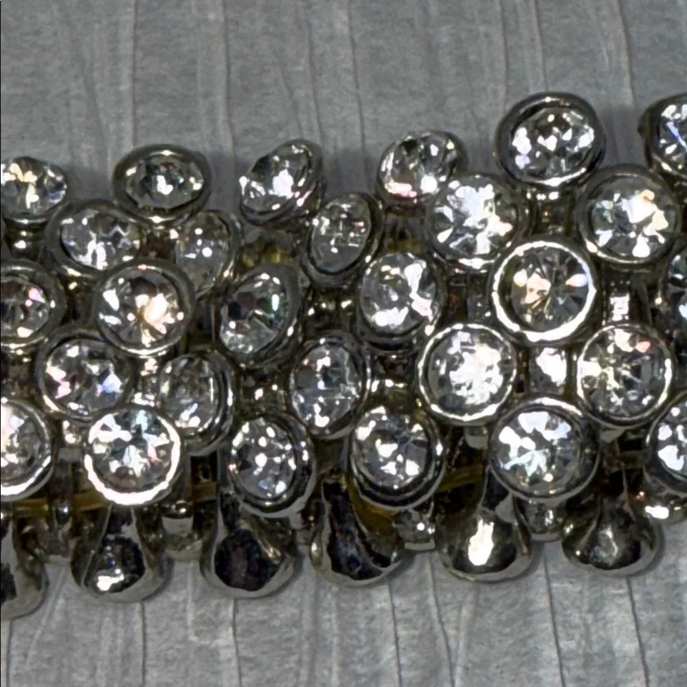 Elegant Silver tone bezel set rhinestone stretch Bracelet so pretty